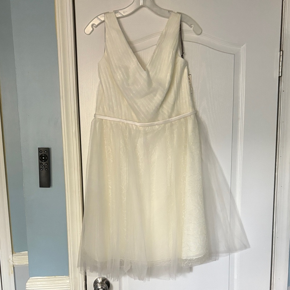 Elegant White Sleeveless Dress